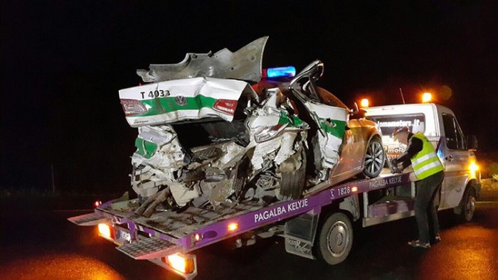 Iš policijos automobilio liko tik metalo krūva