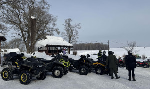Ledas, vanduo ir azartas: Bijotuose pirmą kartą surengtas keturračių slalomas