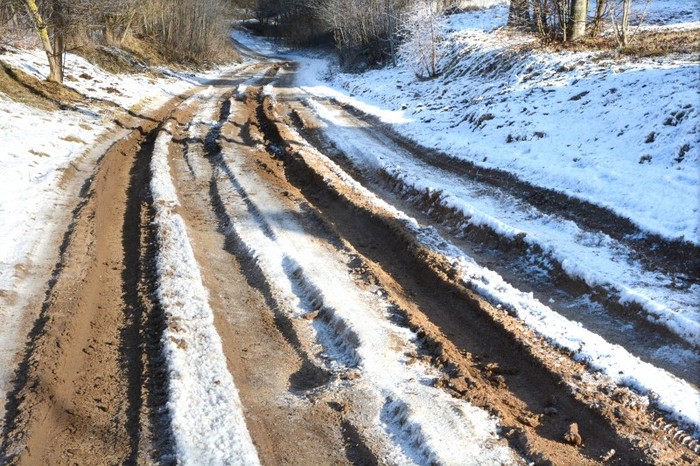 Gamta negailestinga: keliai tapo sunkiai išvažiuojami