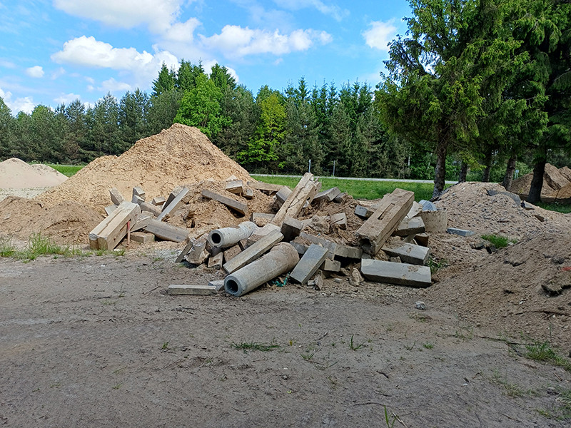 Gyventojams nerimą kelia kaupiamos atliekos