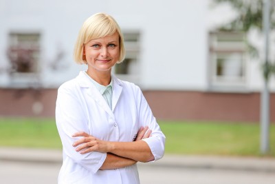 Gydytoja pulmonologė dr. N. Vagulienė sako, kad gy­dymo nereikėtų pradėti nuo antibiotikų, nes jie COVID-19 viruso neveikia Nuotr. iš Kauno klinikų  archyvo