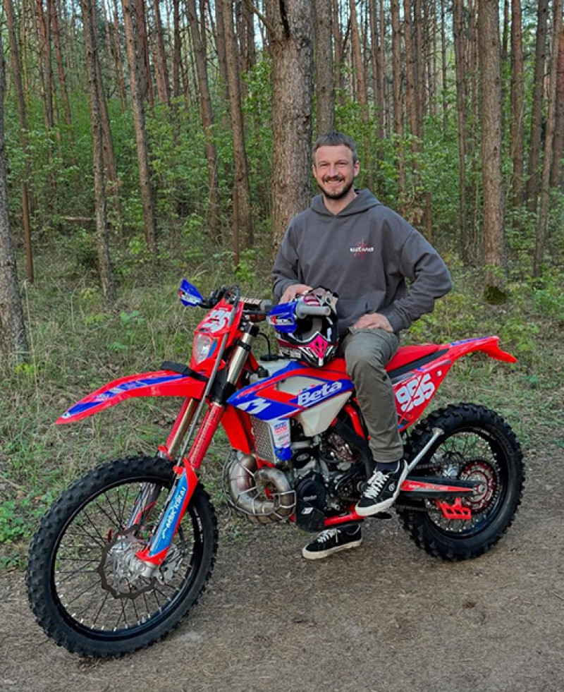 Lėkti motociklu su vėju smagiausia gimtinės keliais