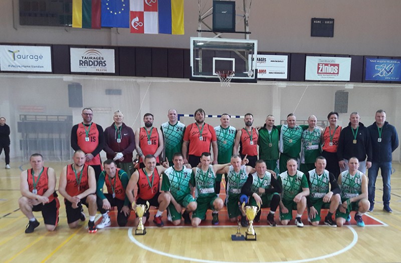 Nugalėtojai tauragiškiai (žalia apranga) ir antros vietos laimėtojai šilutiškiai