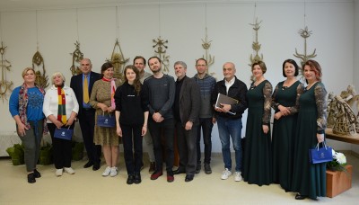Kai pražysta alyvos, suskamba eilės...
