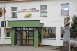 Prie gimnazijos – paminklas miesto šviesuoliui