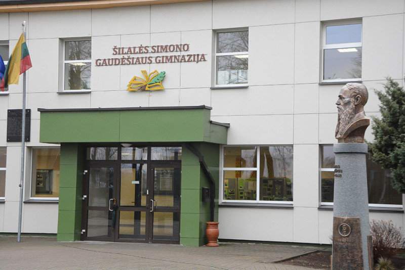 Prie gimnazijos – paminklas miesto šviesuoliui