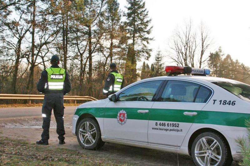 Policija kviečia atsikratyti šios priklausomybės – ar žinote, kad galite netekti teisės vairuoti?