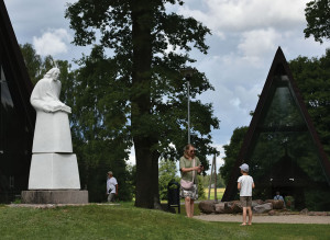 Žemaiti&scaron;kai ra&scaron;ė ir Dionizas Po&scaron;ka, o jo kūrybą vainikuoja poema &bdquo;Mužikas Žemaičių ir Lietuvos&ldquo;, kurios žodyno pagrindą sudaro žemaiti&scaron;ki žodžiai