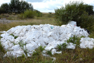 Kvėdarni&scaron;kiai buvusį lėktuvų pakilimo taką pavertė sąvartynu