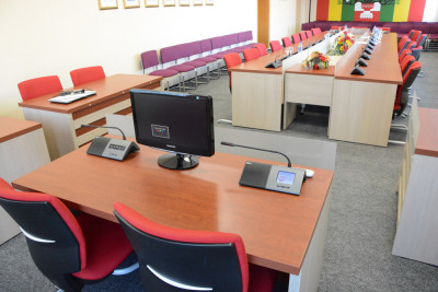 Pripažįsta, kad dirba mažiau, bet išmokų nesimažina