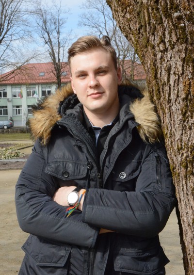Būsimasis medikas laisvalaikį leidžia krepšinio aikštelėje