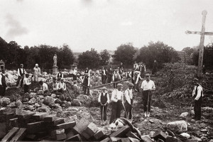 Dabartinės Kvėdarnos bažnyčios statyba 1936 m. Iš J. Meškausko asmeninio albumo