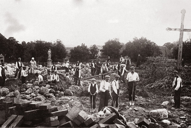 Dabartinės Kvėdarnos bažnyčios statyba 1936 m. Iš J. Meškausko asmeninio albumo