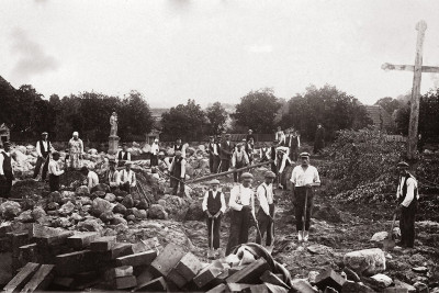 Dabartinės Kvėdarnos bažnyčios statyba 1936 m. Iš J. Meškausko asmeninio albumo