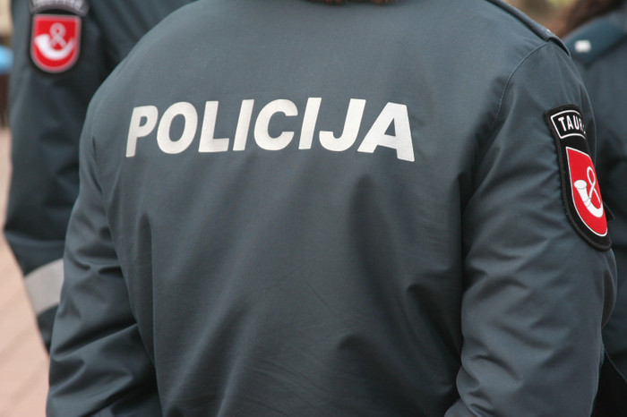 Politikai susirūpino savo kišene?