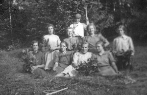 Grėbėjos Lankų prieigose (apie 1958 m.): su grėbliu stovi Marijona Astrauskaitė, klūpo i&scaron; kairės Zosė Astrauskaitė, Bronė Bagdonaitė, Juzė Bagdonienė, Marijona Bagdonienė, sėdi i&scaron; kairės Palmyra (?) Macijauskienė, Bronė Bendikienė, Nastė Zarembaitė ir Zosė Bagdonaitė