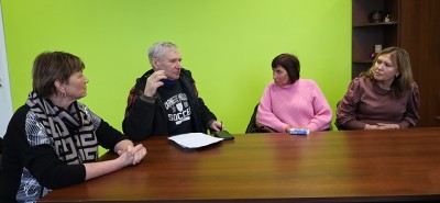 Seniūnės M. Zybartienės (dešinėje) komanda – seniūnaitės R. Kairienė (kairėje) ir D. Lau­ri­na­vi­čienė bei bendruomenės pirmininkas K. Rakickas